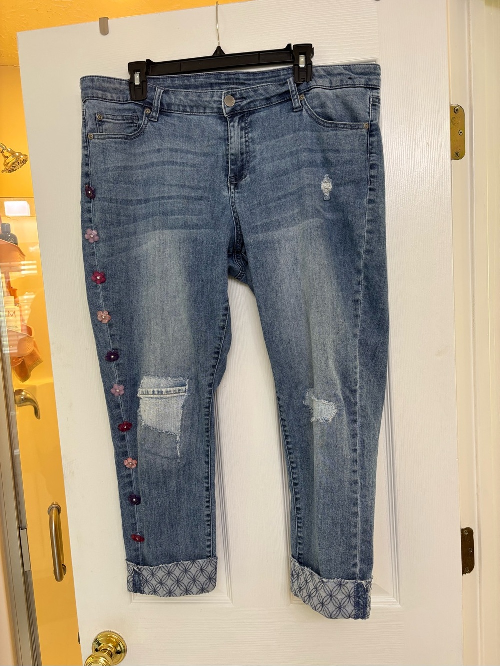 Jones New York Women’s Distressed Blue Denim Cropped Jeans. Size 12, fits like14